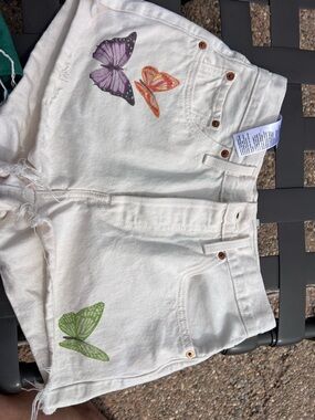 Levi's - Cream Butterfly Shorts